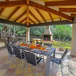 Hidden Retreat / Denga Villa *