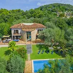 Villa Hidden Retreat / Denga *